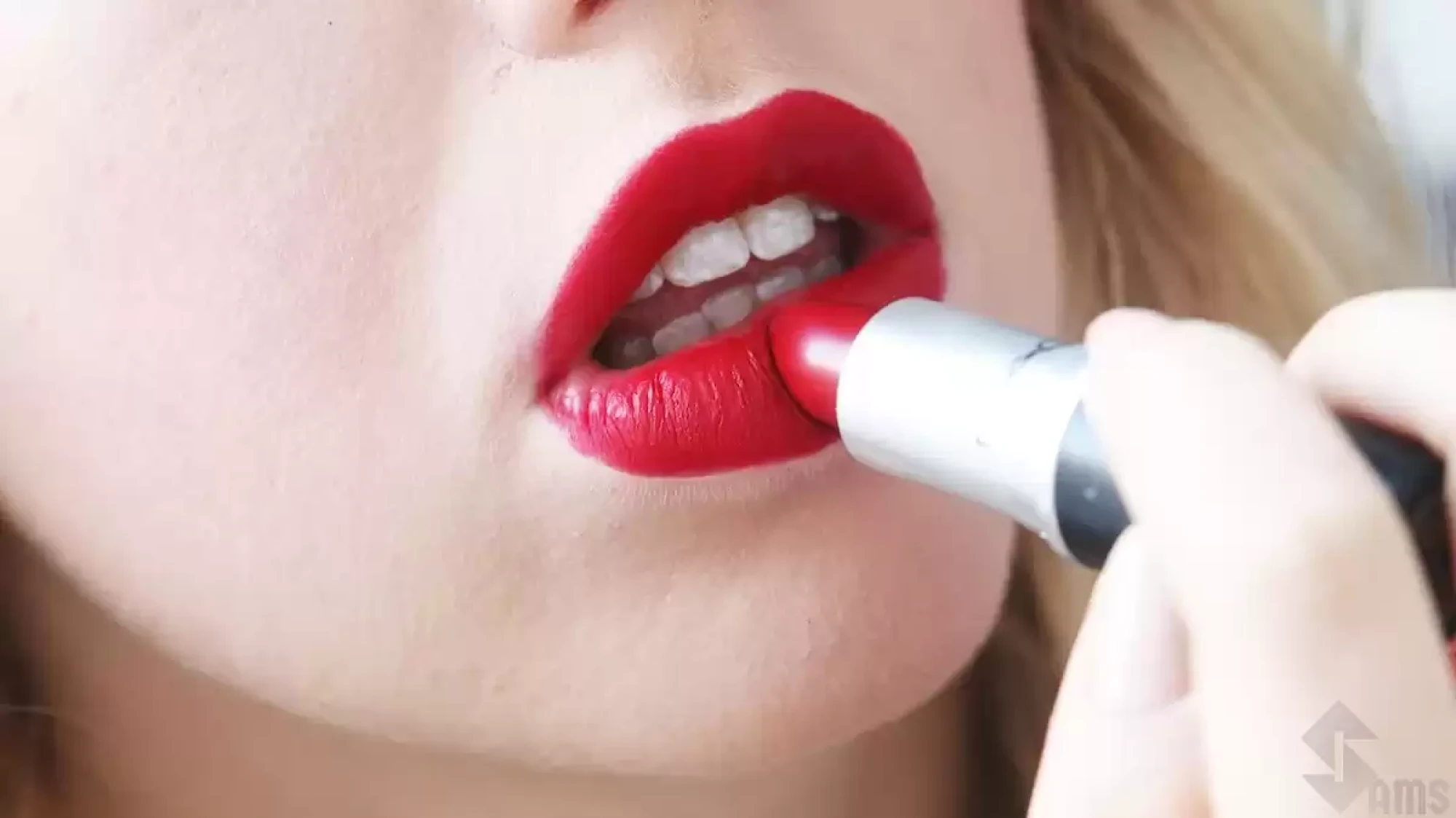 MAC RUSSIAN RED LIPSTICK1.webp